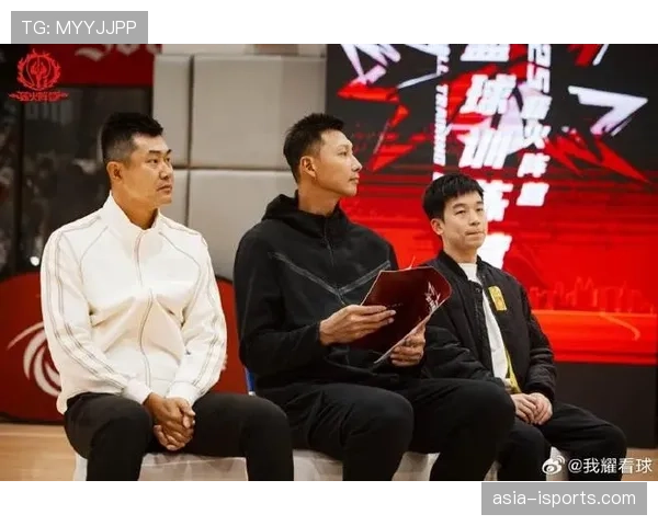 刚刷到易建联下楼遛弯，手里那袋东西价钱能把我两个月工资打包走