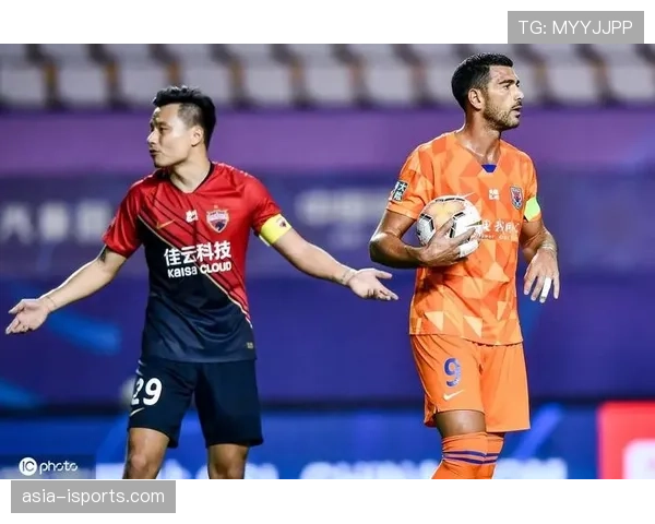 克鲁伊夫转型组织核心：直塞撕裂防线如何重塑其赛季角色